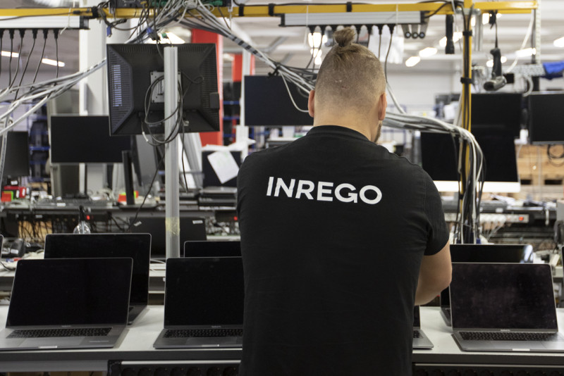 en person som jobbar på Inrego raderar informationen på laptops.