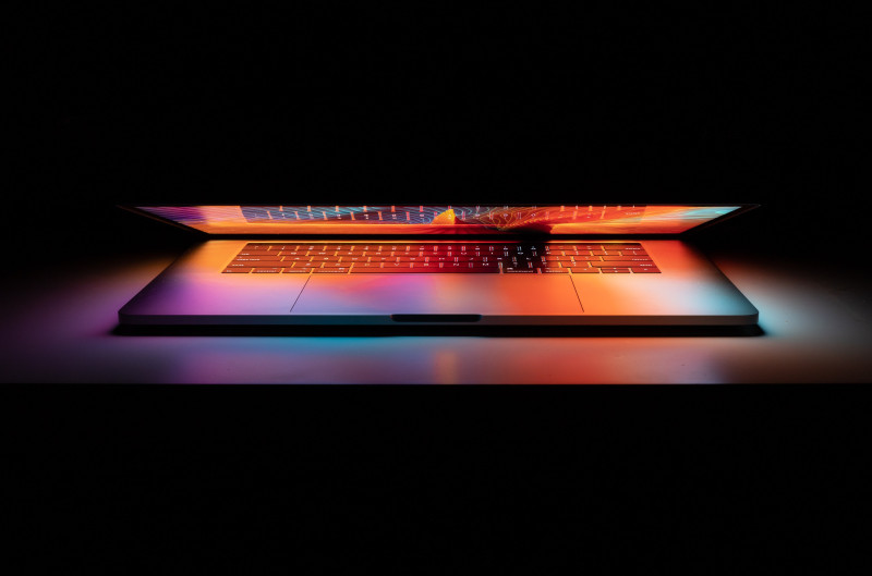 laptop som lyser upp tangentbordet.